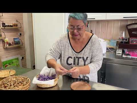 Émondage des fleurs de safran