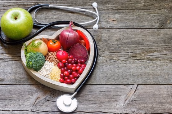 Hypertension : comment limiter deux ingrédients clés dans votre alimentation pour mieux contrôler votre tension